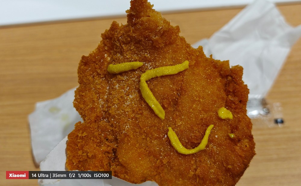 調味料(塩と辛子)をかける
