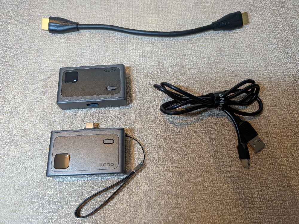 同梱物。送信機TX（下）と受信機RX（上）、短いHDMIケーブルとUSB-A to Cケーブル（Ankerの両面テープは投稿者が後付け）
