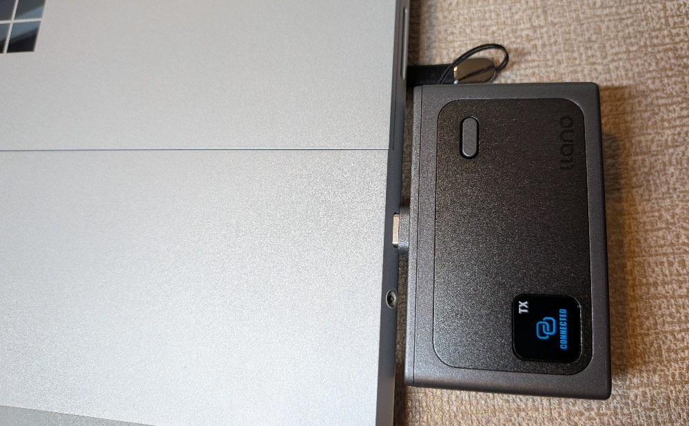 発信機を出力機器(今回はSurfaceタブレット)に接続した様子