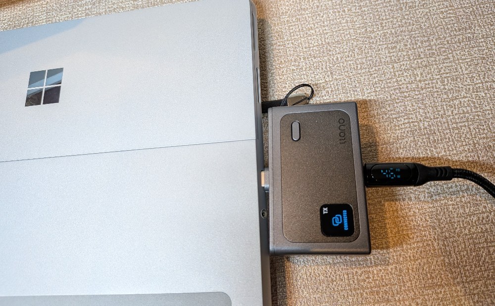 USB-Cメス端子に充電用のUSB-Cケーブルを挿した様子（46Wで充電）