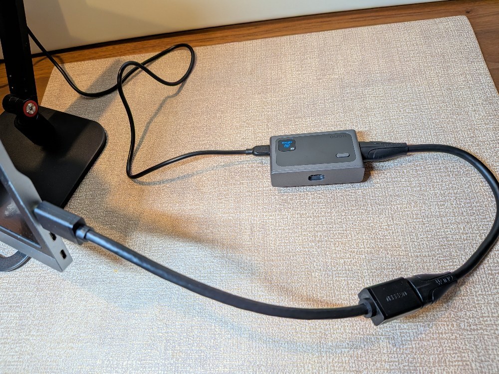 発信機を入力機器(今回は山善のモバイルモニター)に接続した様子。本体左からUSB-Aで給電してます。