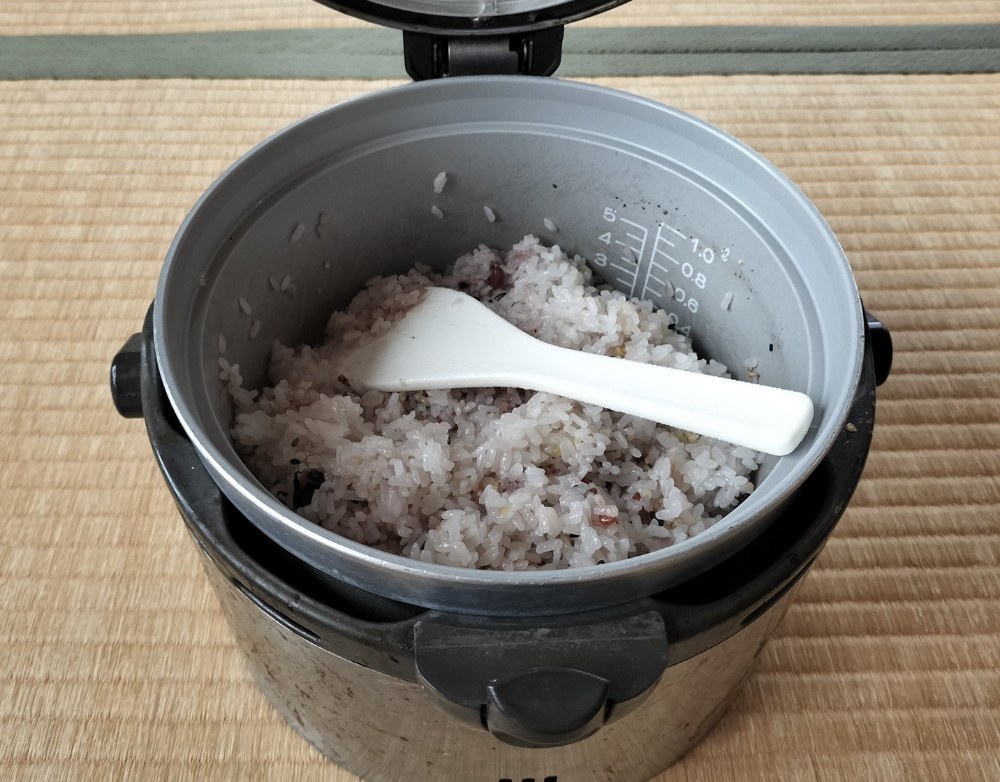炊き上がった御飯。(十五穀米を入れています)