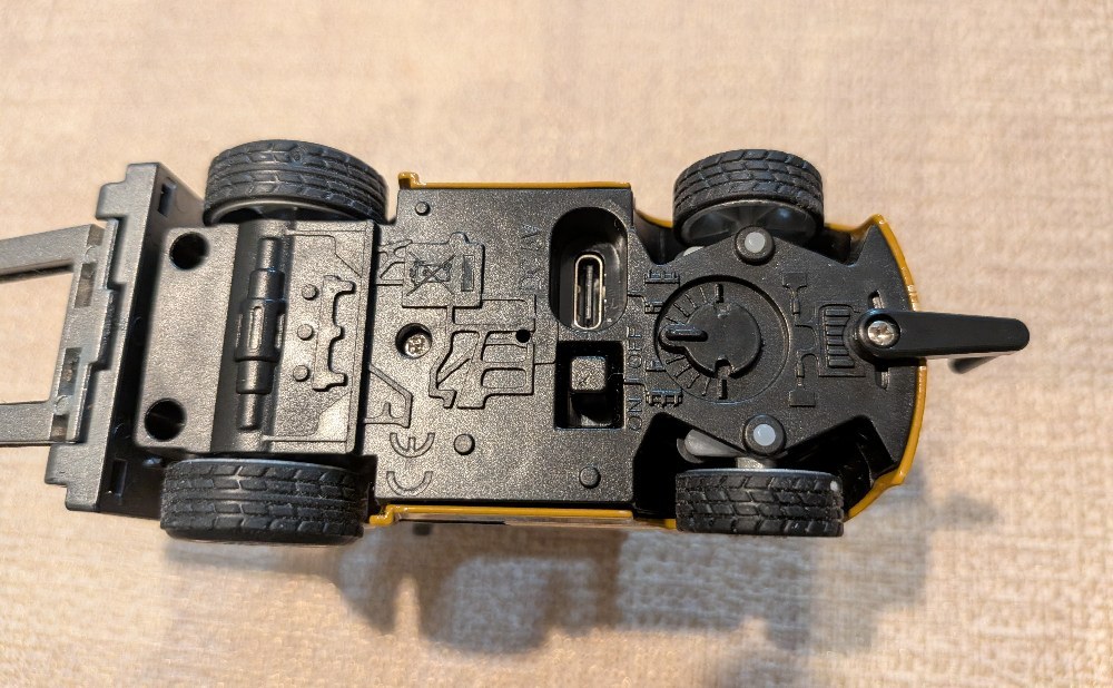 本体裏。真ん中下部がスイッチ、上部が充電用USB-C端子、右のつまみでタイヤの左右調整ができます。