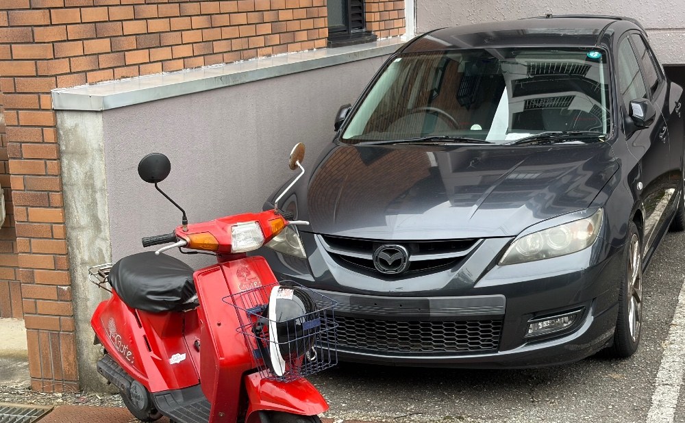 変な車と変な原付