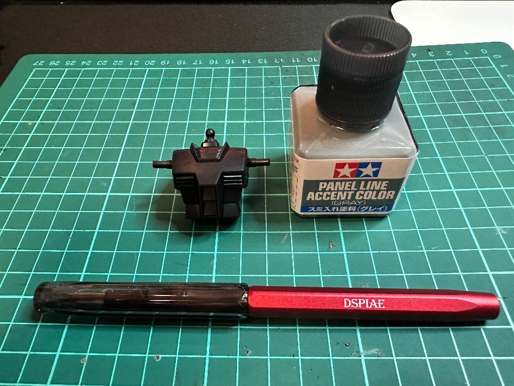 エコガンダムくんが黒色なのでエナメル塗料のグレイでスミ入れします