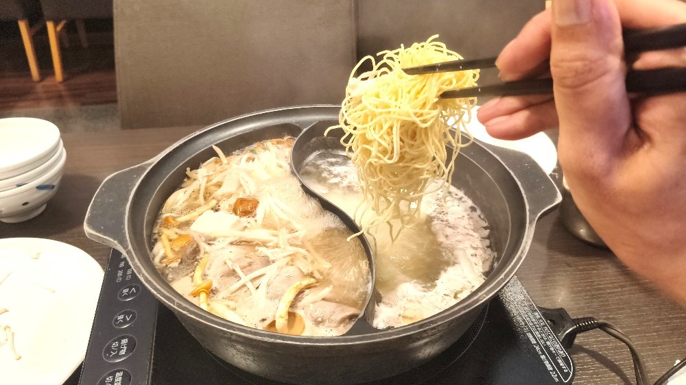 左が鶏ガラ　右は白だし　ワタシはノンポリ