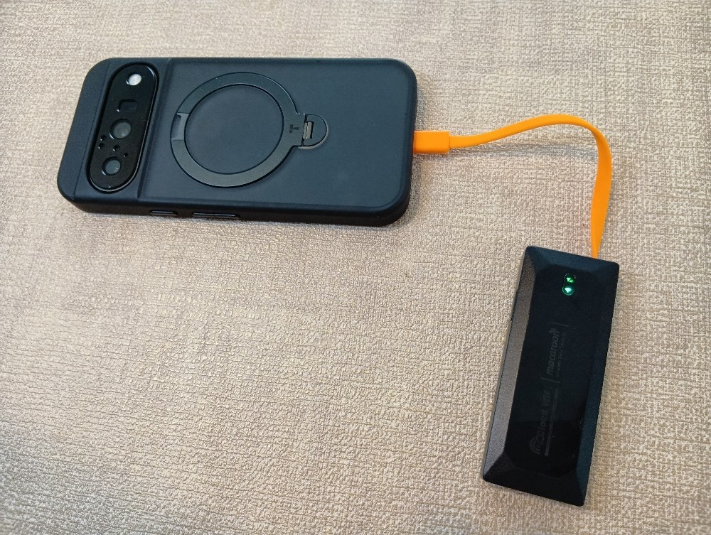 スマホにもそのまま挿せます！今回はGoogle Pixel 10