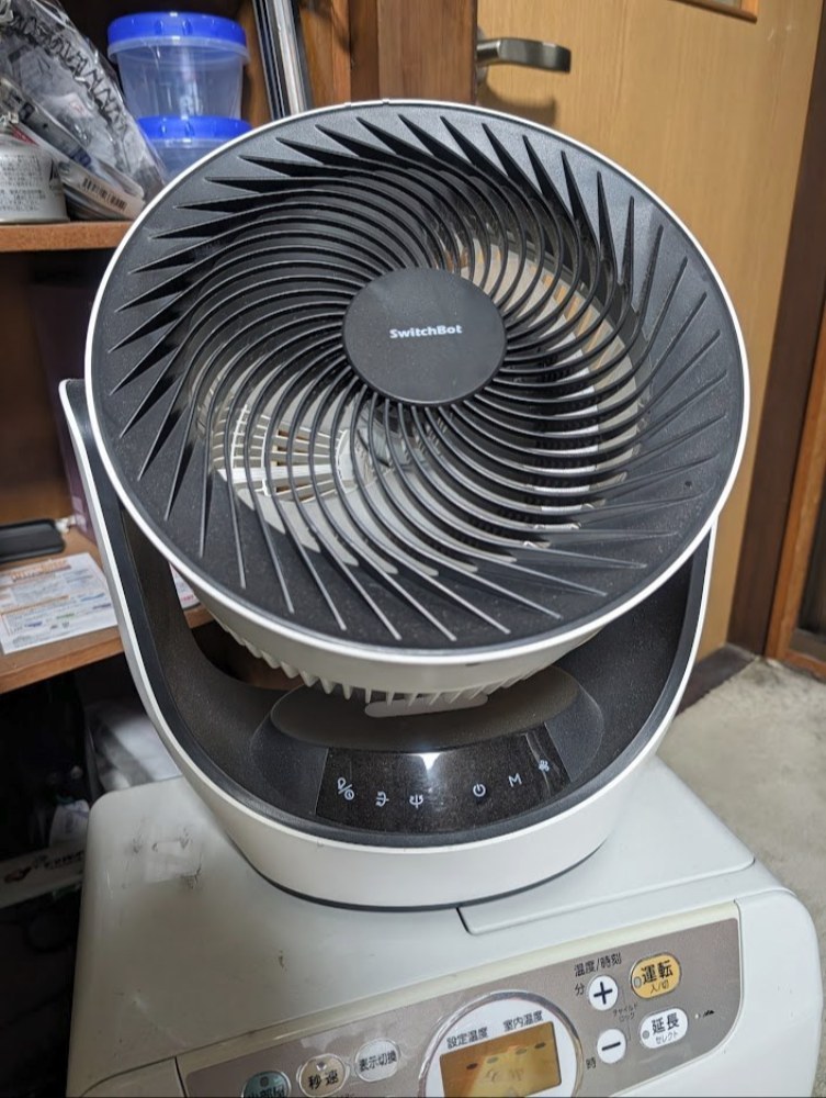 部屋に置かれたサーキュレーターくん