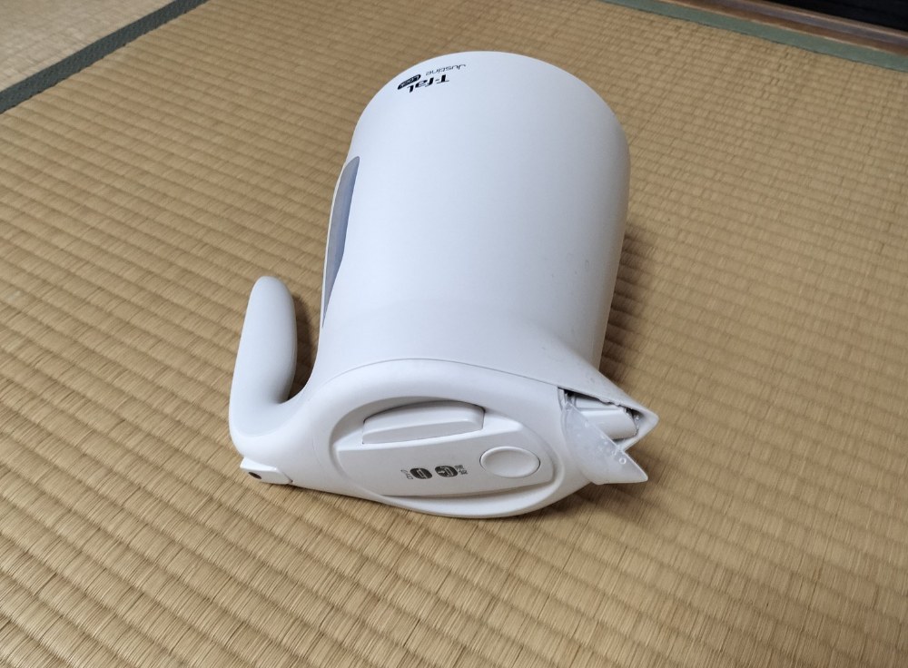 自分で実験した時は、口の付近に残っていた水が少し出る程度で、中の水は全く出てきませんでした。