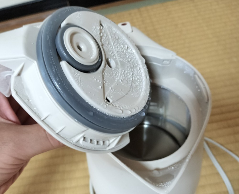 ロック機能の分、蓋は分厚くなっているようです