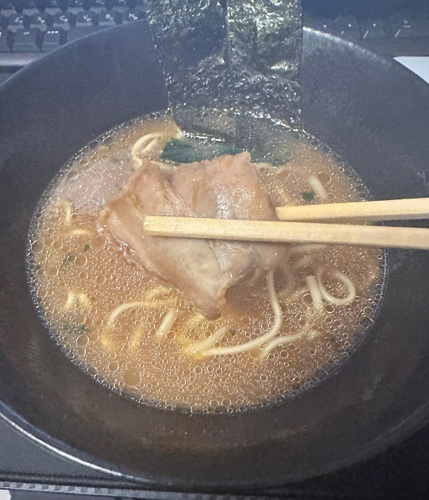 こんなチャーシュー1枚と海苔２枚がついています。