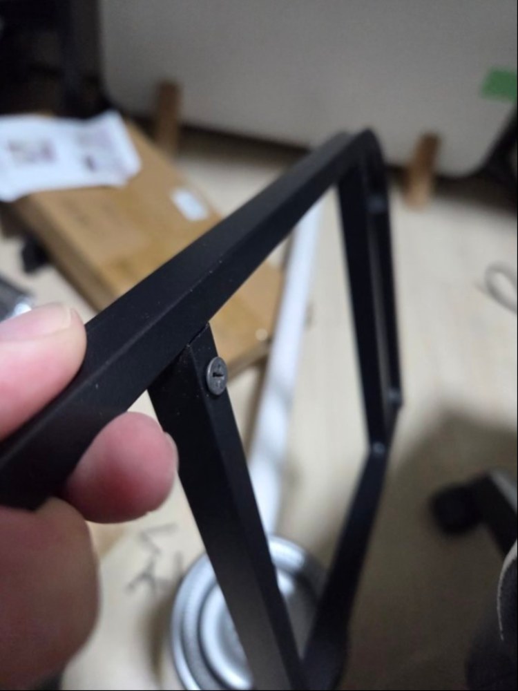 一丁前に皿ネジ使ってんじゃねえよ。全部埋まらねえよ
