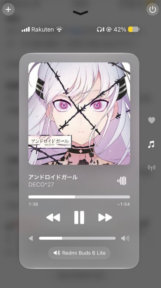 低電力モードの状態で、Youtube Musicで音楽を再生しながらライブドアニュースを閲覧中。