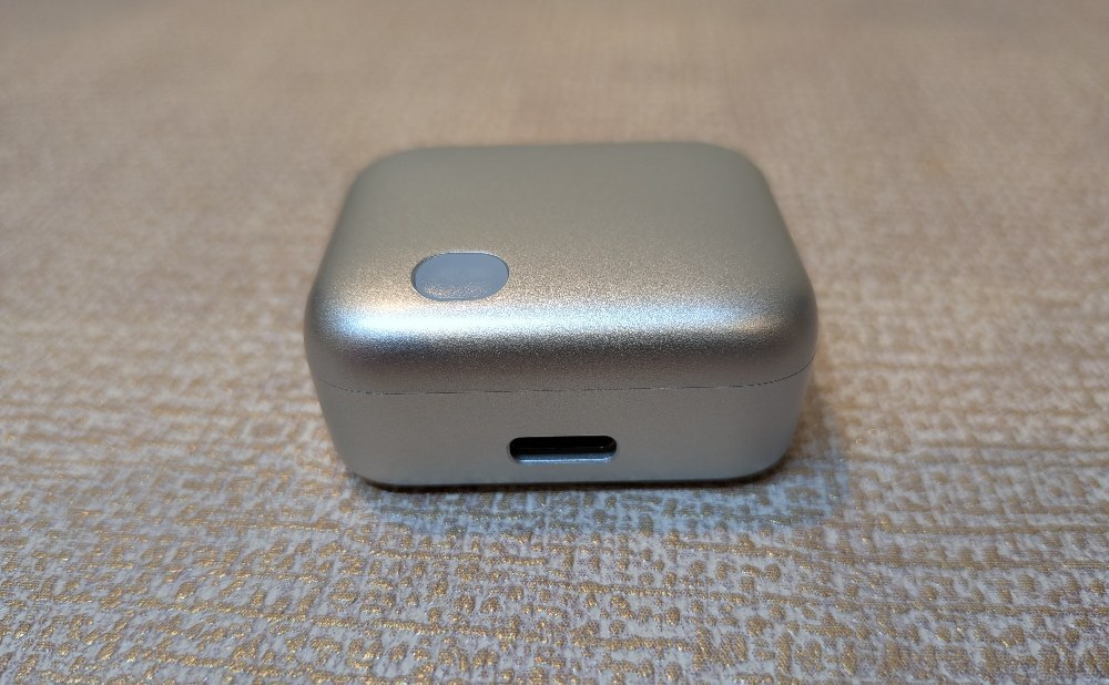 背面のUSB-Cメス端子
