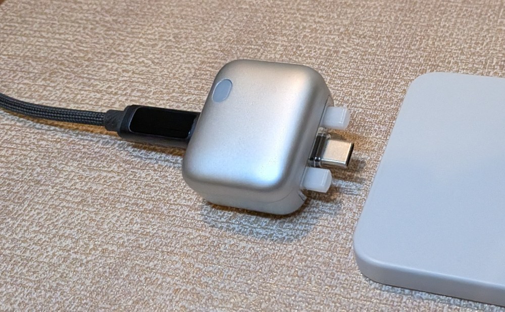 満充電でパターが飛び出し、抜去される様子
