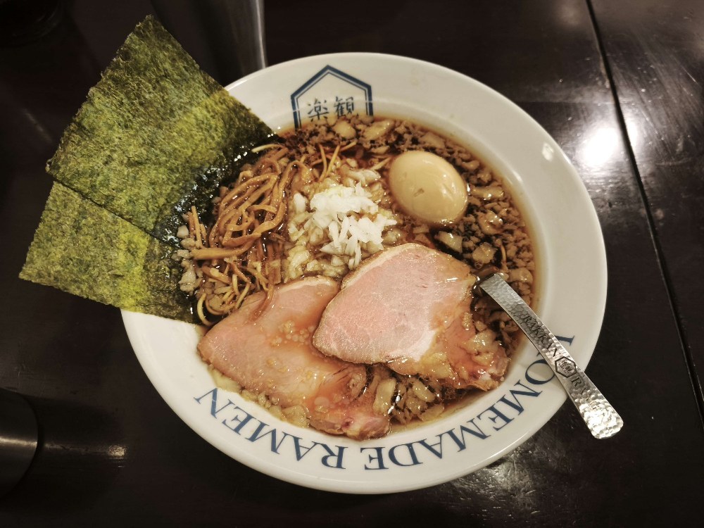 芳醇特製琥珀醤油ラーメン（1350円）
