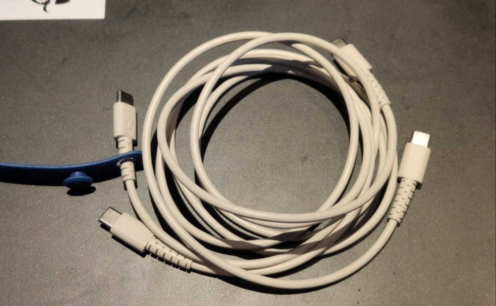 USB Type-C ↔ USB Type-C のケーブル × 2