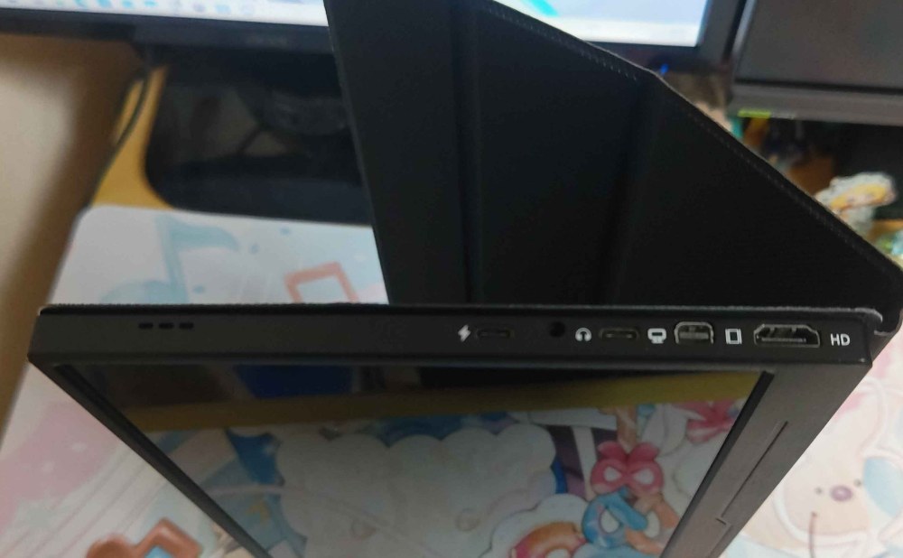 右面。もちろんスピーカーの穴もある