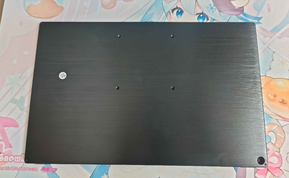 背面。検品シールが貼られている。