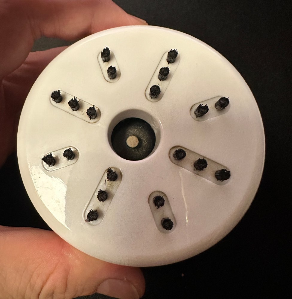 本体の裏側にはブラシがついとります