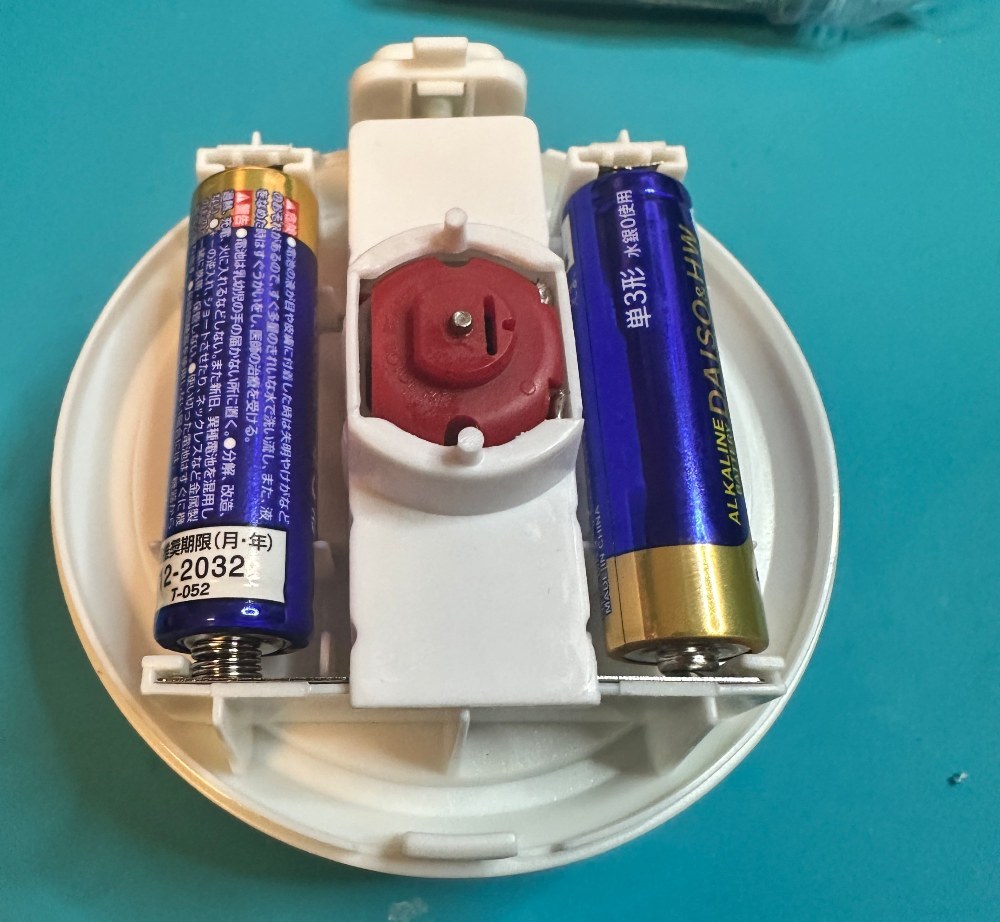 電池をセットするとこうなります。