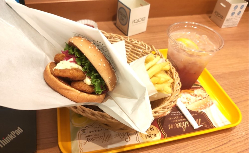 フレンチフライ(R)とレモクラソーダ(T)