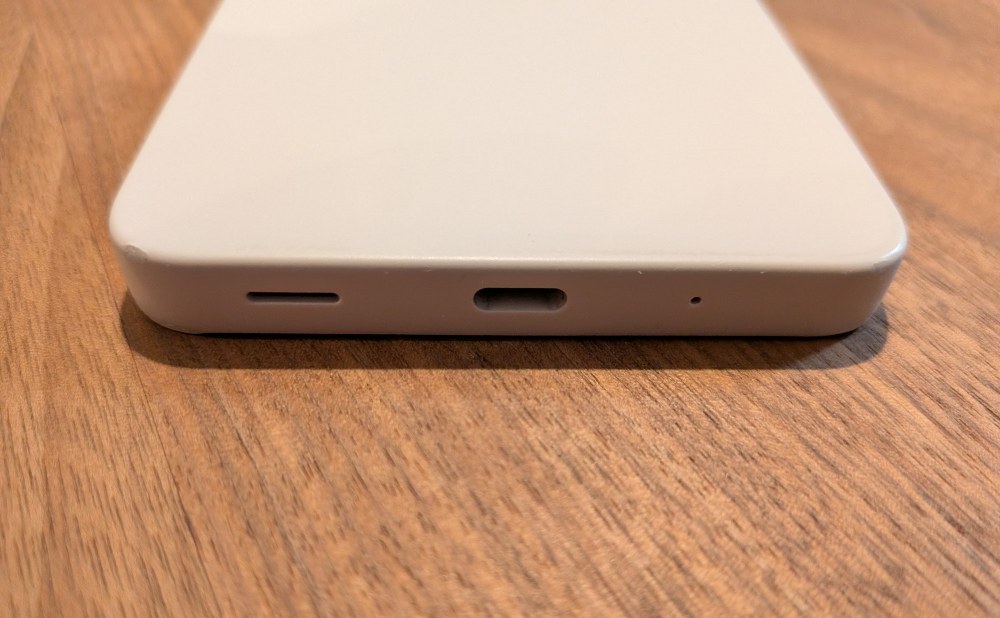 下部側面。スピーカー、USB-C端子、マイク。