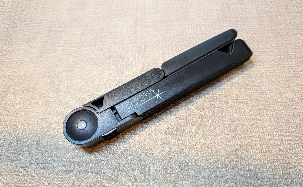 （参考）折りたたみのタブレットスタンド。持ち運びはこのくらいの軽さの方がいい！
