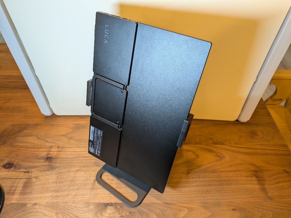 15.6インチのモバイルモニター（アイリスオーヤマ）、縦。しっかりと安定！