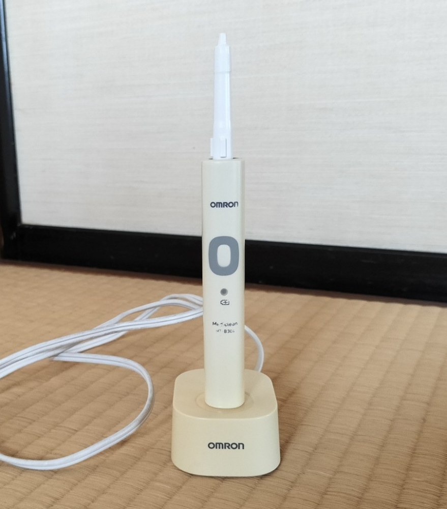 充電器に乗せた様子。経年で黄ばんできていますが、現役です。