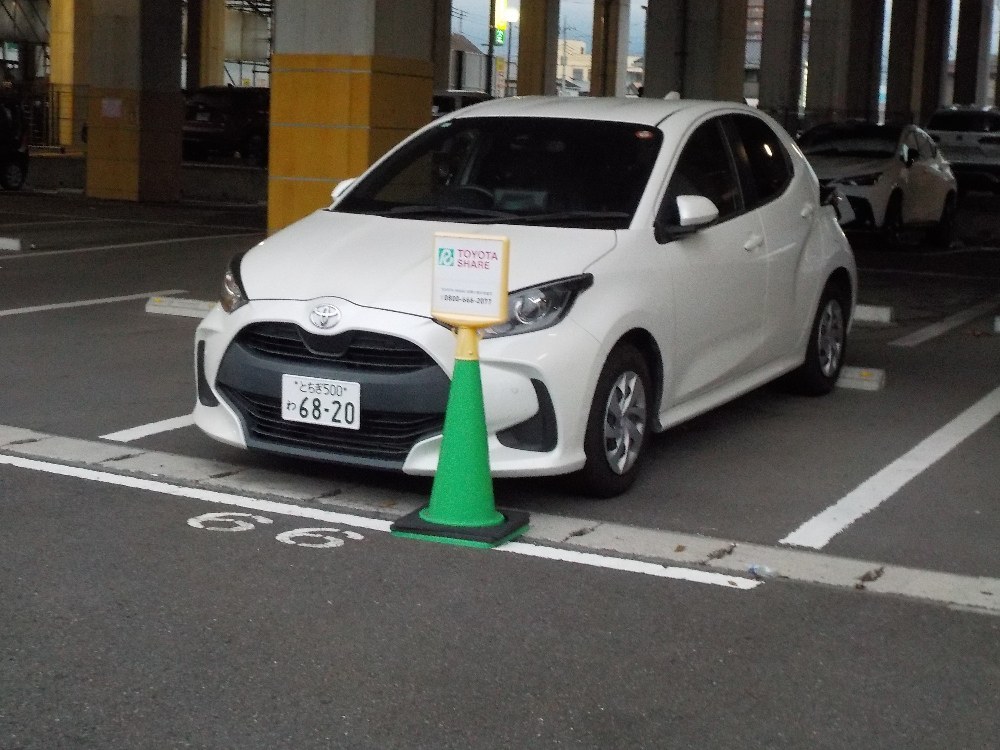 天夢食いに行った時適当に覗きに行ったトヨタレンタカーの車(まともな写真がこれしかなかった)
