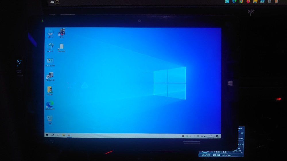 タブレットをフックの上に乗せただけ