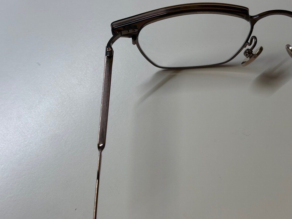 上から見ると幅が広く、眼鏡を外すときに持ちやすい