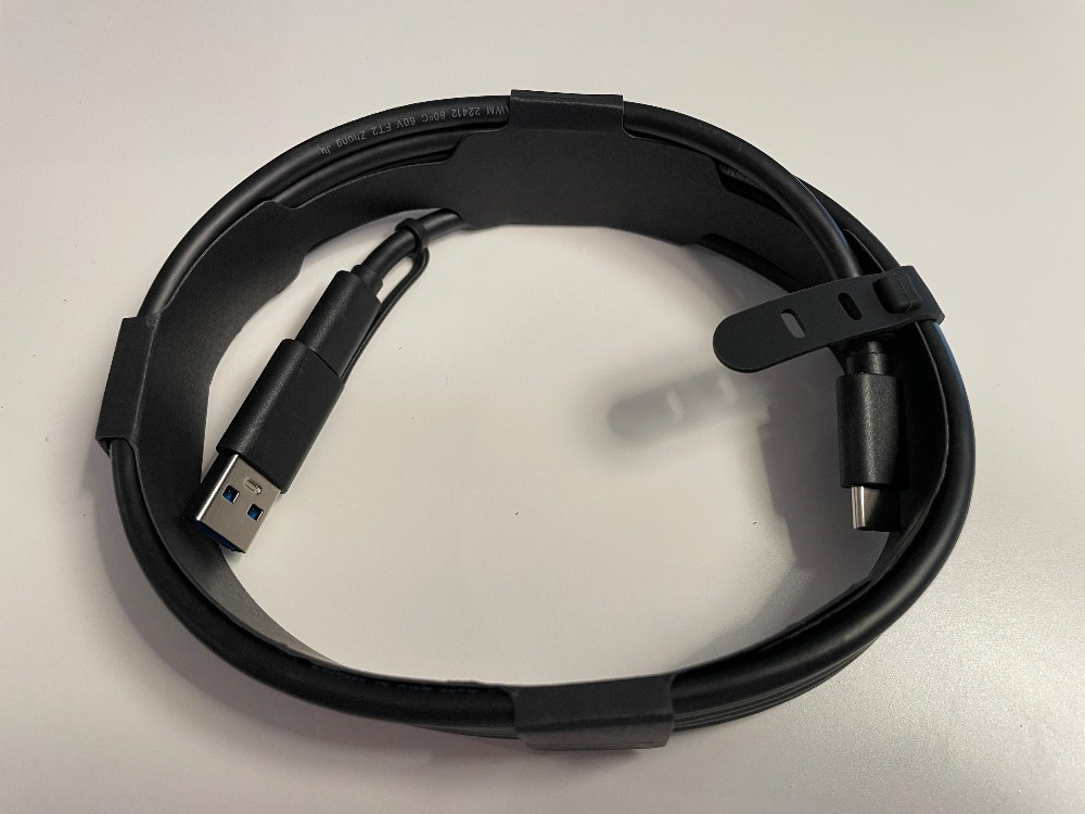 ケーブルはUSB-C/USB-Cに片側USB-Aの変換コネクタがついてます