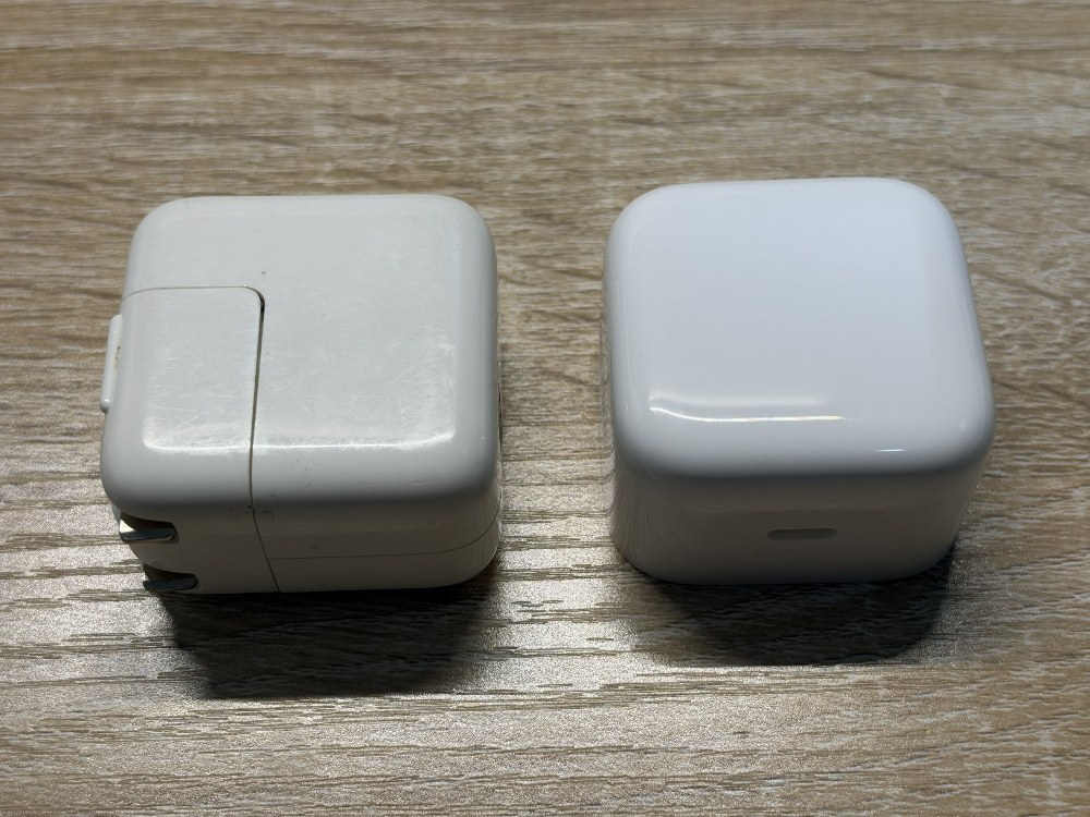 かつてのiPad付属品、10W充電器(左)とMGKQ4/J