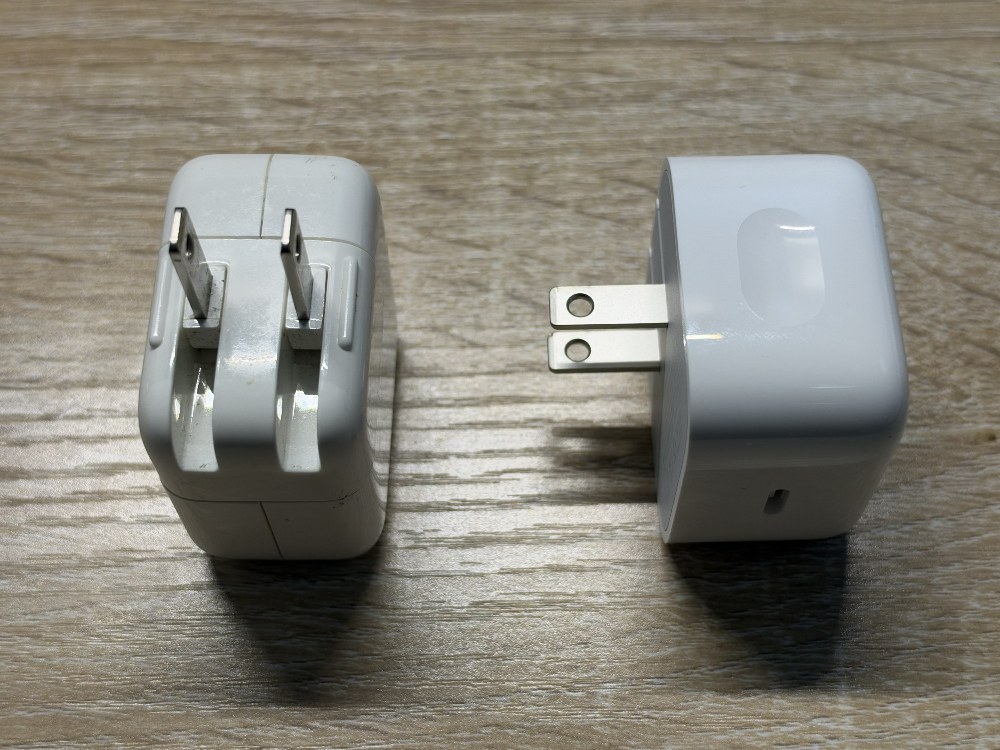 MGKQ4/J（右）をテーブルタップに挿すと隣に干渉するかも…