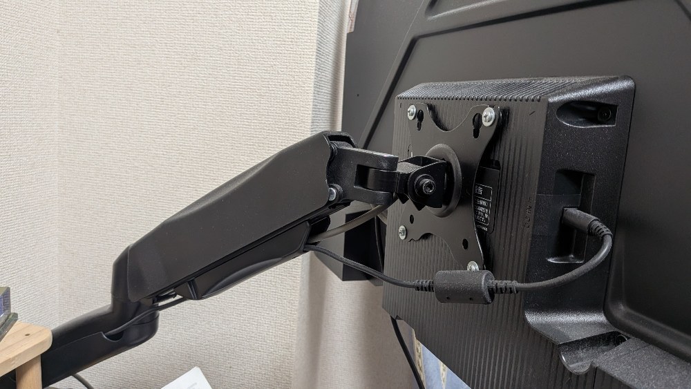ネジ4本でくっつけるだけ