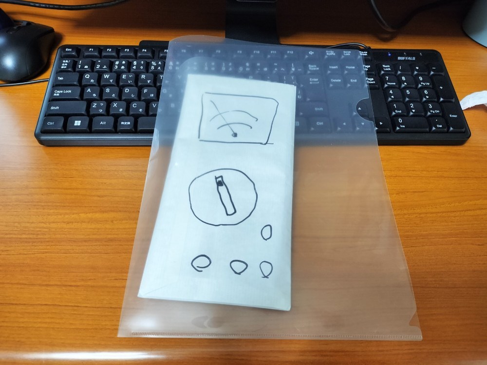 A4クリアファイル。イオンのスーパーで10枚100円とかで買ったような。