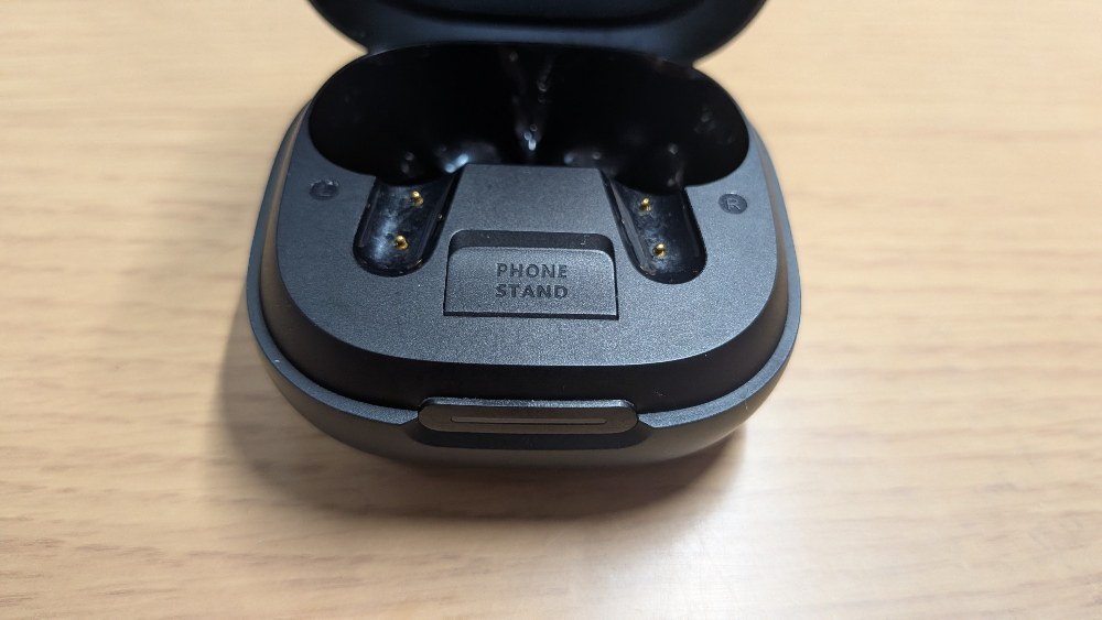 PHONE STANDと書いてある部分を上げるとストッパーになる