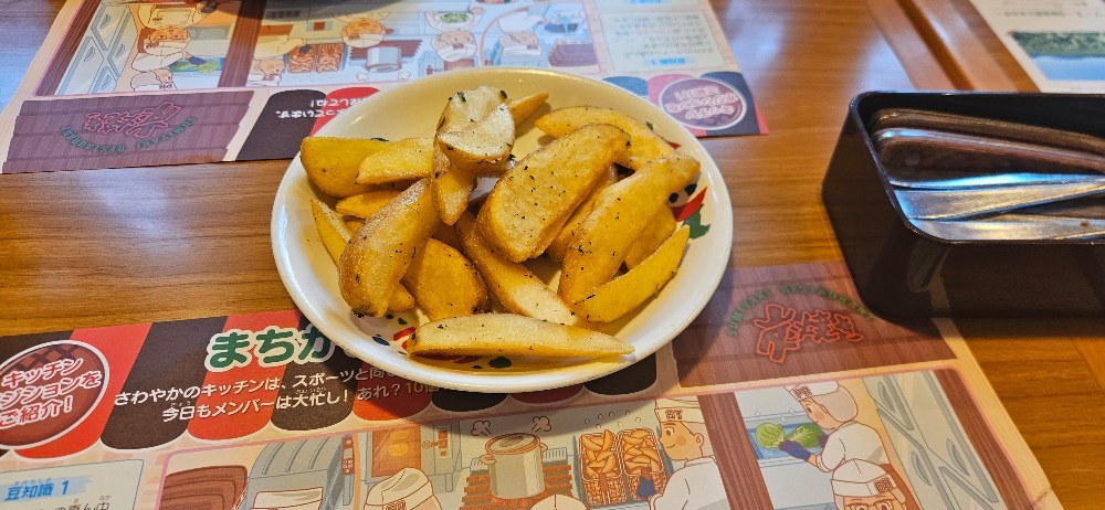 ポテトーーーーーー昔は熱々で水を飲みながら食べてたけどいつの間にか普通に食べれるようになったなぁ…これが成長?
