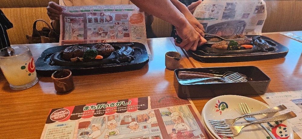 そうカットされたハンバーグをみると今回のやつあんまり赤い部分がなくてがっかりしたのはここだけの話…なんでだろいつもはもっと赤い気がするんだけどなぁ 赤い方がおいしいのに…
