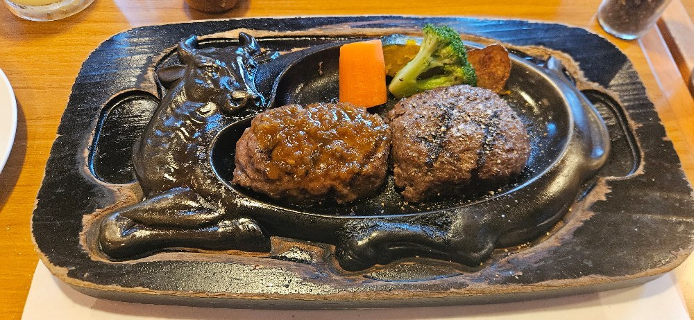 みんなはどうやって食べるのが好きなのかなぁ結構こうした方が味辺になるし野菜をソースで食べれるからおいしいんだけど…