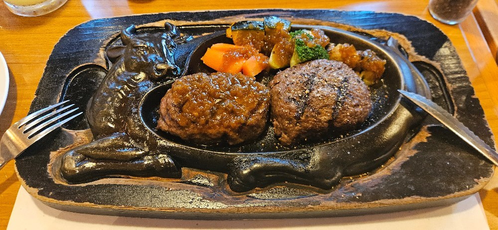 さっきさらっと行っちゃったけど野菜をソースで食べると普通に食べるより100倍ぐらい(うp主比較)おいしいんですよまぁうp主あんまり野菜をそのまま食べるの好きじゃないし…