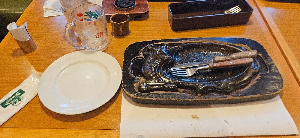 ごちそうさまでした…どうやら調べたところこういったごちそうさまを表すマナーはナイフとフォークをそろえてフォークは腹を上向きに、ナイフは刃を内側に向けるのが正しい置き方らしいのでうp主は少し間違えてるのかな?