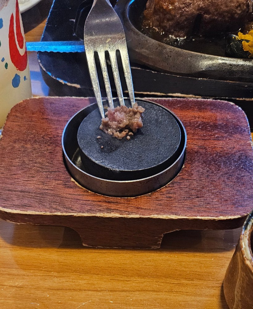 なにげに初めておいてあるの見かけたよね　お母さんあんまり赤いの好きじゃなくていつも速攻で小さく切ってハンバーグが乗ってる鉄板で赤いところを焼いて食べてたからそういう人にとってはちょうどいいアイテムだね…
