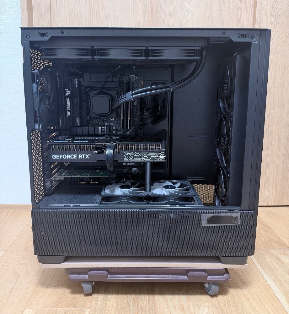 ガラスパネル開けたところ いやぁスカスカだ マザーボードがmATXに見える