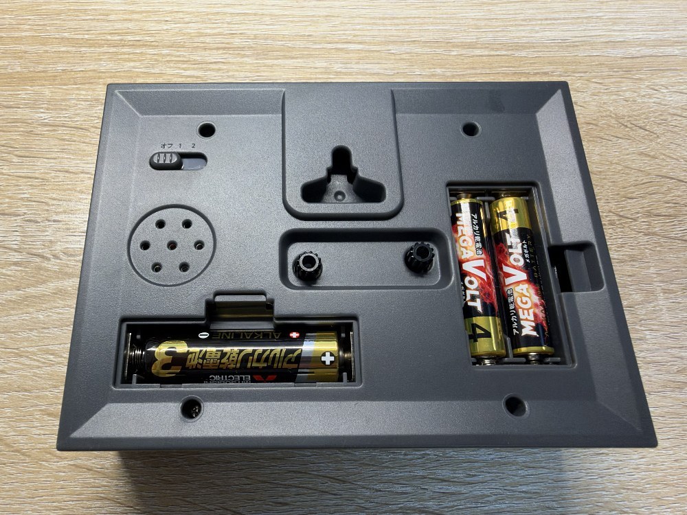 電池ケースがふたつ…？！（蓋は外してあります）