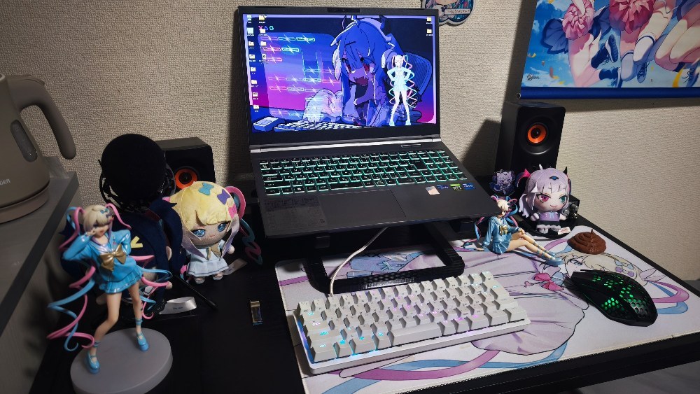 机の上です