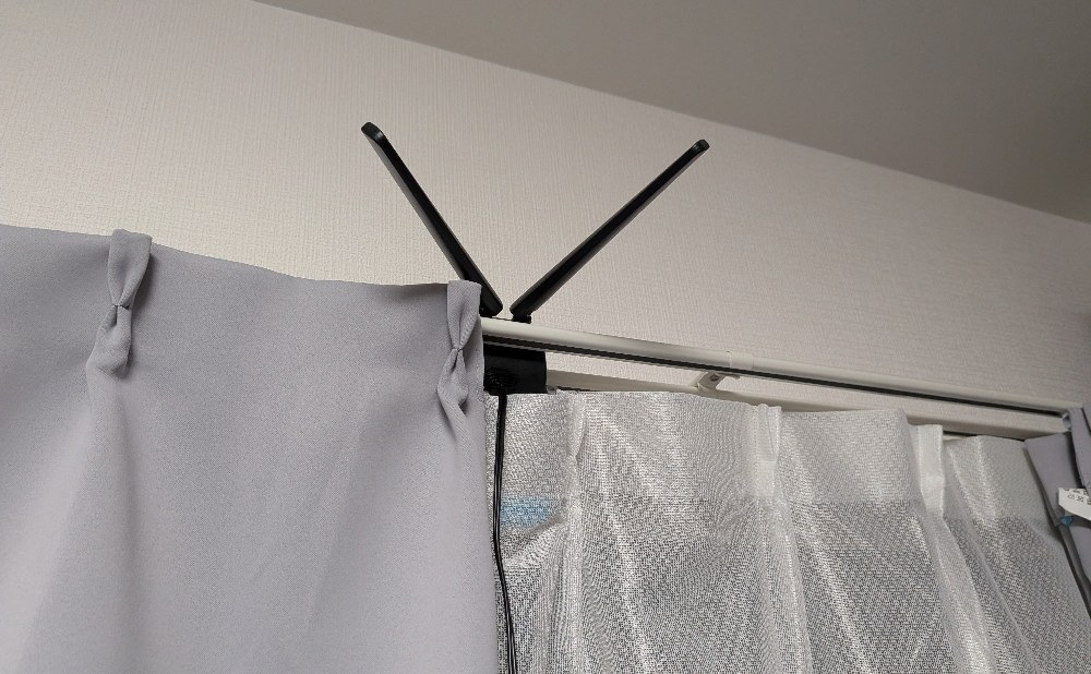 カーテンレールに取り付けたことで、電波の入りが良い