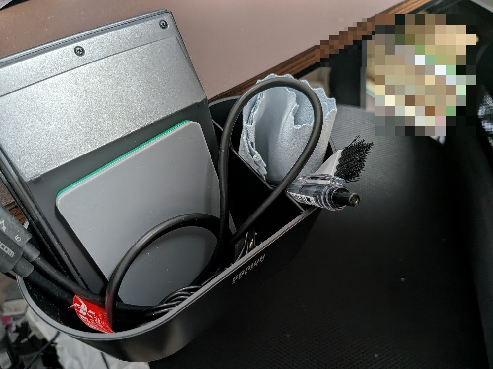 電卓、USB-Cケーブル、ペン等を収納